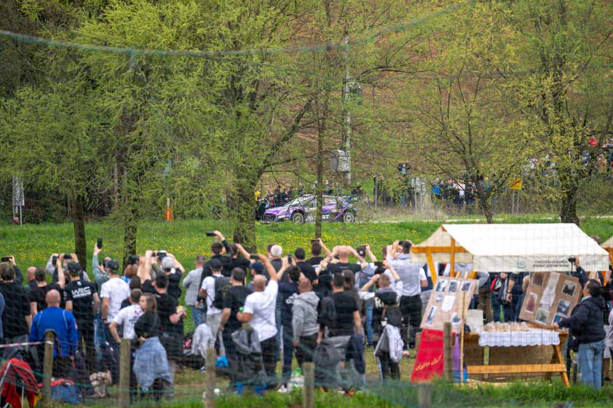 Público y fotógrafos siguiendo el paso de un coche de rally desde la cuneta del tramo