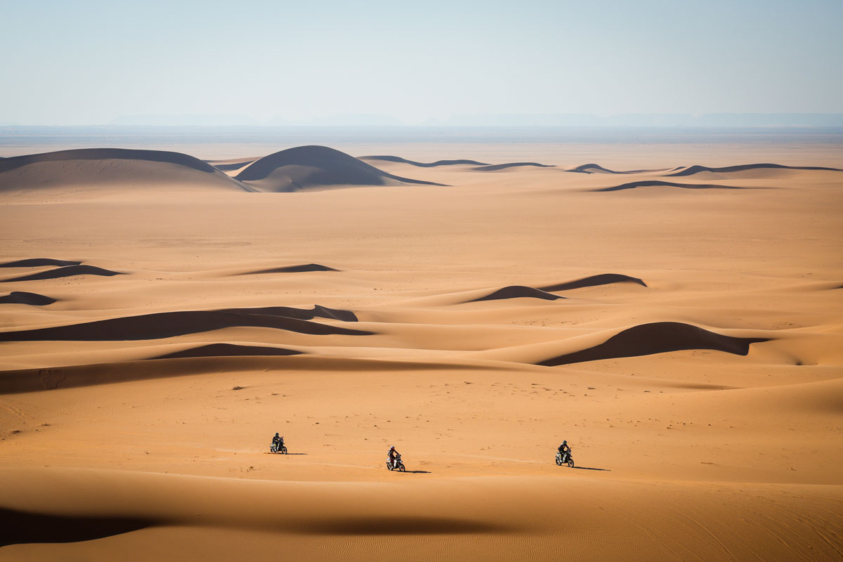 Motociclistas atravesando las dunas durante el Dakar 2026 en Arabia Saudí