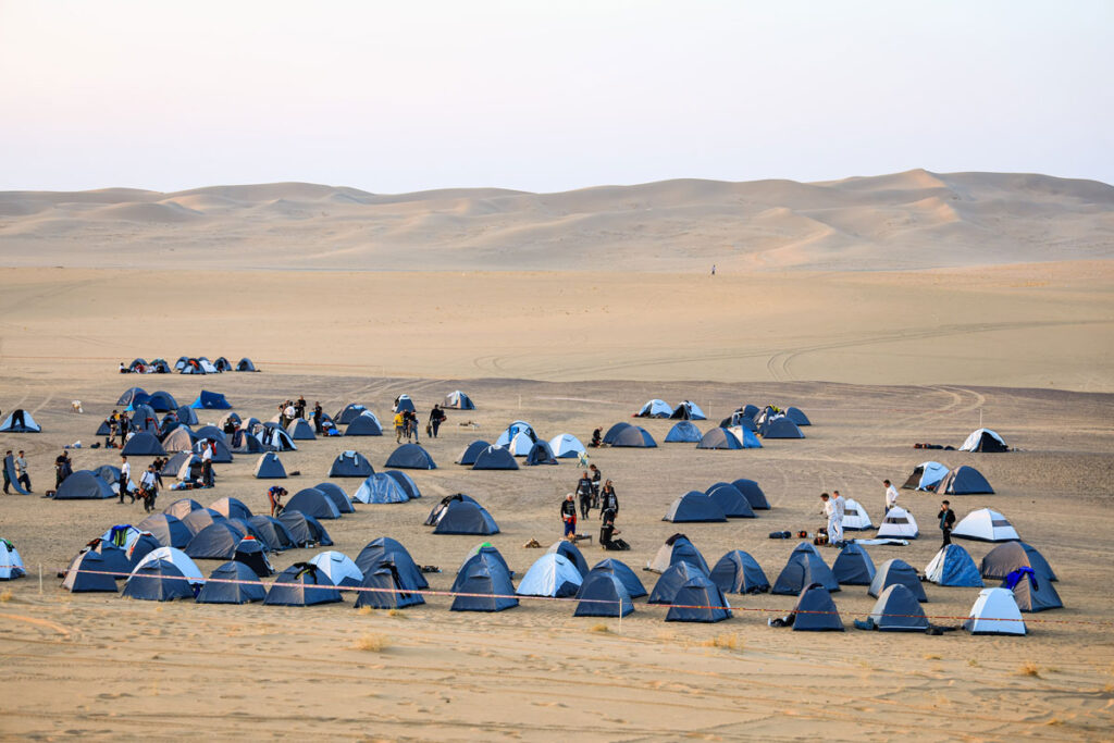 Vivac del Dakar 2026 con tiendas en el desierto de Arabia Saudí