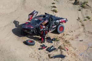 Piloto reparando su vehículo tras una avería en la etapa 13 del Dakar 2026 en Arabia Saudí