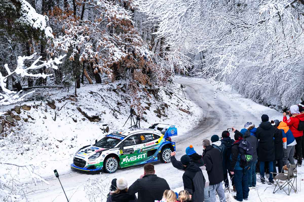 Joshua McErlean y Eoin Treacy con el Ford Puma Rally1 en un tramo nevado del WRC