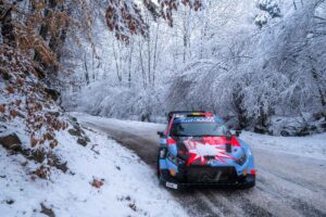 Thierry Neuville con el Hyundai i20 Rally1 sobre carretera nevada en el WRC