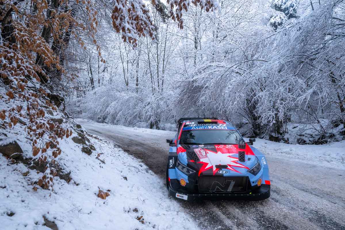 Thierry Neuville con el Hyundai i20 Rally1 sobre carretera nevada en el WRC