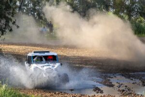 Buggy de TT offroad cruzando un vadeo en la Baja TT Dehesa Extremadura
