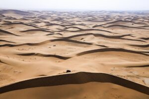 Vehículo del Dakar 2026 cruzando dunas en la etapa maratón en Arabia Saudí