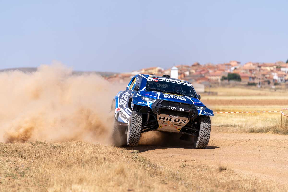 Toyota Hilux en tramo de tierra de la Baja España Aragón levantando una nube de polvo (Foto: FocoSportStudio)